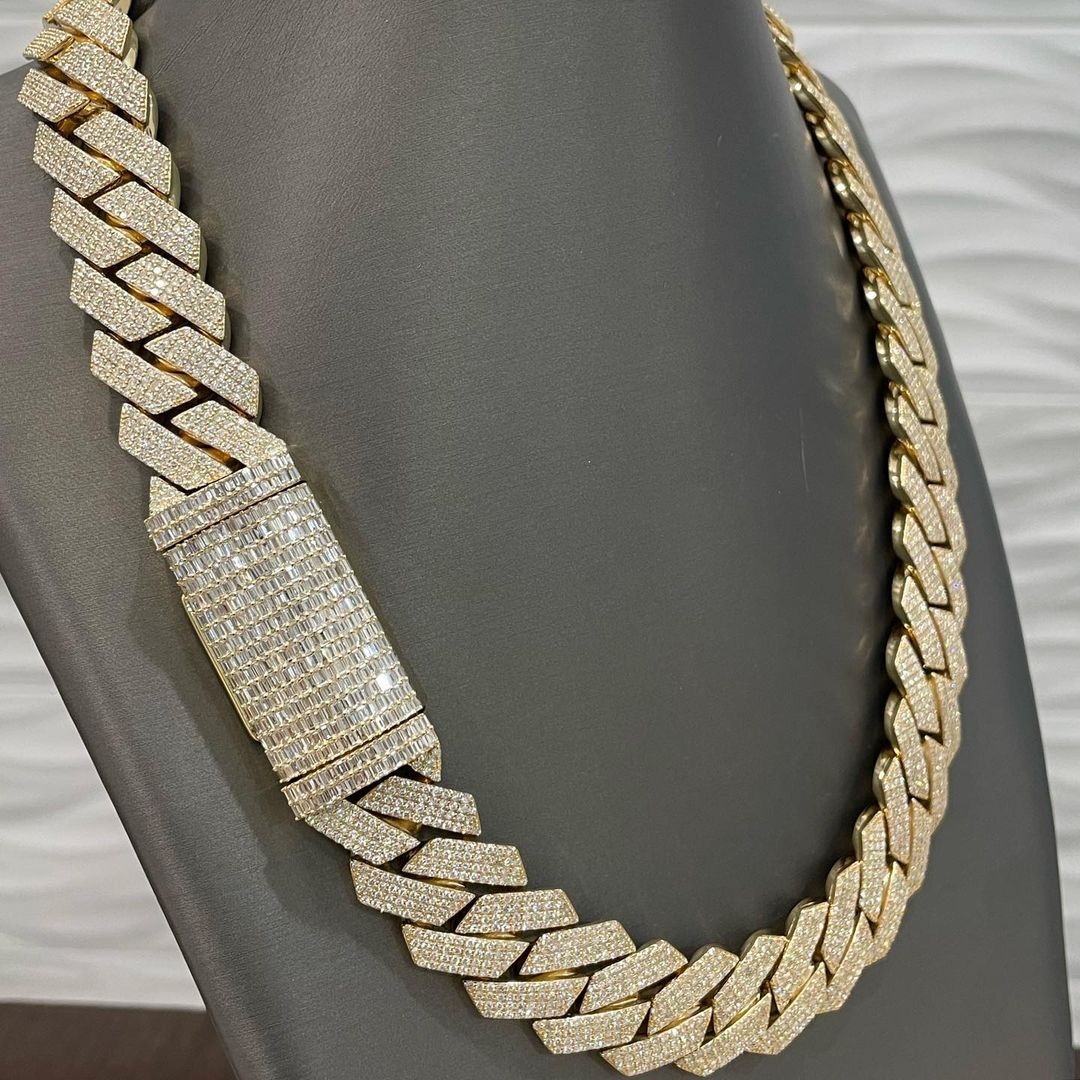 CARAT SUTRA CO|18mm Solid Yellow Gold Plated Cuban Link Chain Necklace With Baguette Lock, Studded With GRA Certified VVS Moissanite Diamonds with | 999 Sterling Silver Chain with  White Gold | Men's Jewelry |